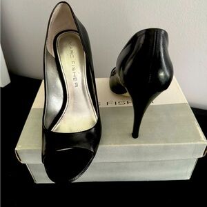 Size 9 Marc Fisher pumps!
